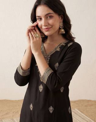 Women Ethnic Motifs Embroidered Regular Kurta with Trousers 2