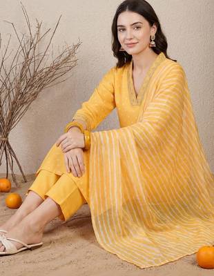 Women Bandhani Printed Regular Sequinned Kurta with Trousers & With Dupatta 2