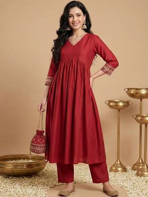 Women Ethnic Motifs Embroidered Regular Liva Kurta with Trousers 5