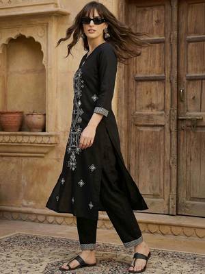Women Embroidered Regular Black Thread Work Kurta with Trousers 7