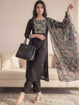 Women Floral Printed Regular Thread Work Kurta with Trousers & With Dupatta 2