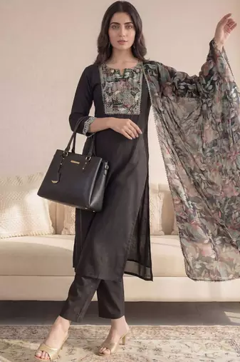 Women Floral Printed Regular Thread Work Kurta with Trousers & With Dupatta