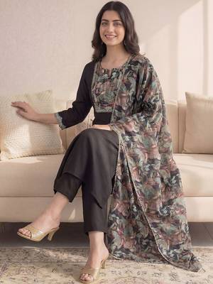 Women Floral Printed Regular Thread Work Kurta with Trousers & With Dupatta 5