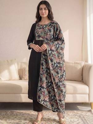 Women Floral Printed Regular Thread Work Kurta with Trousers & With Dupatta 6