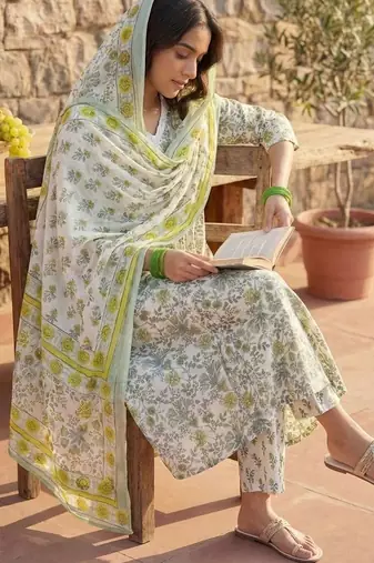 Women Floral Printed Regular Pure Cotton Kurta with Trousers & With Dupatta