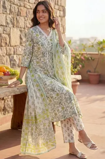 Women Floral Printed Regular Pure Cotton Kurta with Trousers & With Dupatta