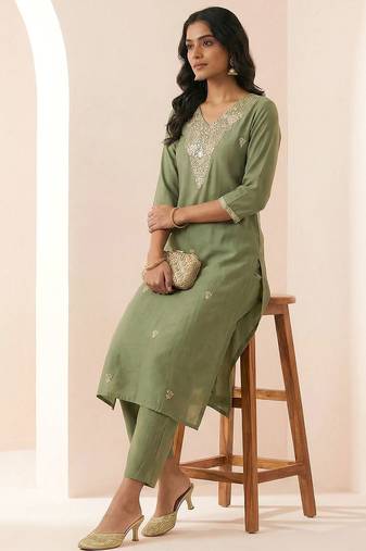 Women Ethnic Motifs Embroidered Regular Thread Work Kurta with Trousers