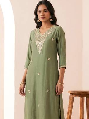 Women Ethnic Motifs Embroidered Regular Thread Work Kurta with Trousers 2