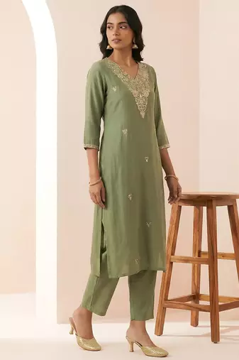 Women Ethnic Motifs Embroidered Regular Thread Work Kurta with Trousers