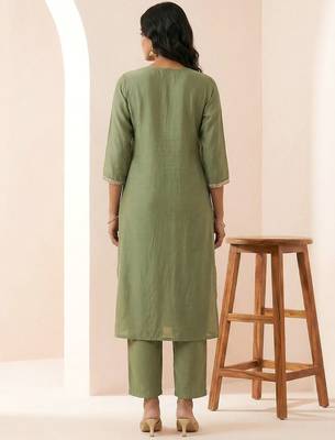 Women Ethnic Motifs Embroidered Regular Thread Work Kurta with Trousers 4