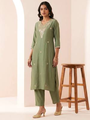 Women Ethnic Motifs Embroidered Regular Thread Work Kurta with Trousers 5