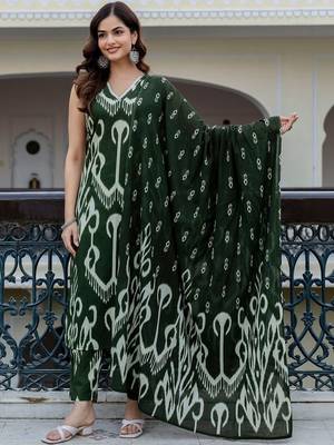 Women Printed Regular Pure Cotton Kurta with Trousers & With Dupatta 5