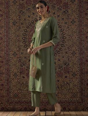 Ethnic Motifs Embroidered Thread Work Kurta With Trousers 1