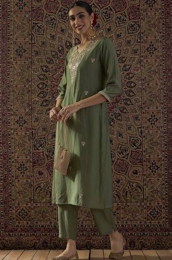 Ethnic Motifs Embroidered Thread Work Kurta With Trousers