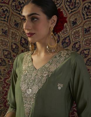 Ethnic Motifs Embroidered Thread Work Kurta With Trousers 2