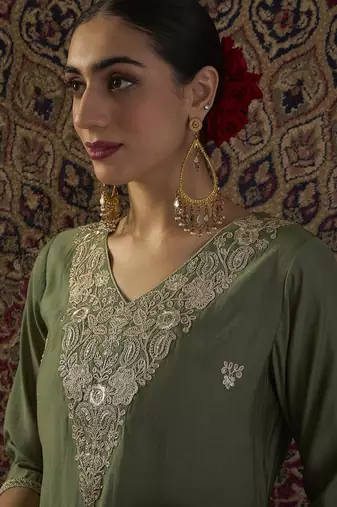 Ethnic Motifs Embroidered Thread Work Kurta With Trousers