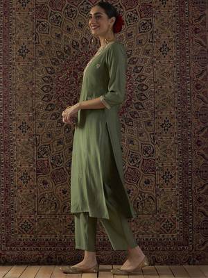 Ethnic Motifs Embroidered Thread Work Kurta With Trousers 3