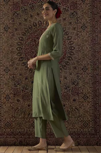 Ethnic Motifs Embroidered Thread Work Kurta With Trousers