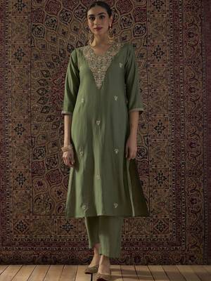 Ethnic Motifs Embroidered Thread Work Kurta With Trousers 4