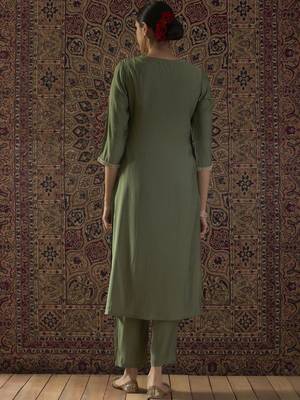 Ethnic Motifs Embroidered Thread Work Kurta With Trousers 5