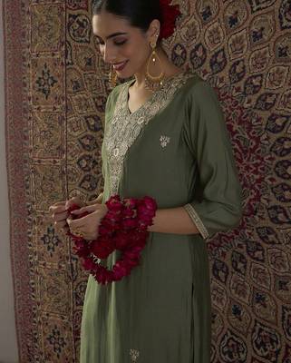 Ethnic Motifs Embroidered Thread Work Kurta With Trousers 6