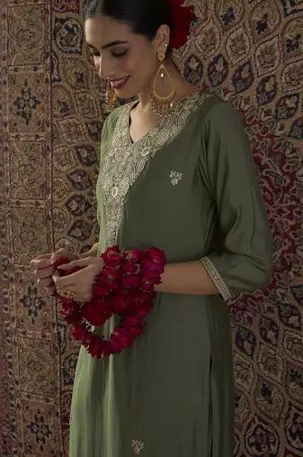 Ethnic Motifs Embroidered Thread Work Kurta With Trousers