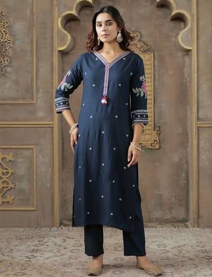 Ethnic Motifs Embroidered V-Neck Thread Work Kurta With Trousers 1