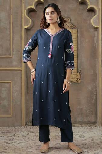 Ethnic Motifs Embroidered V-Neck Thread Work Kurta With Trousers