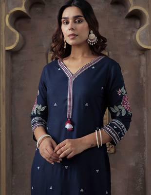 Ethnic Motifs Embroidered V-Neck Thread Work Kurta With Trousers 2