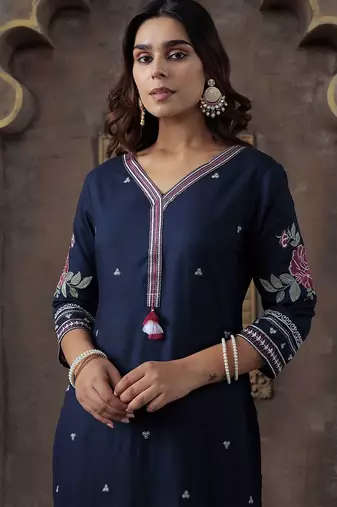 Ethnic Motifs Embroidered V-Neck Thread Work Kurta With Trousers