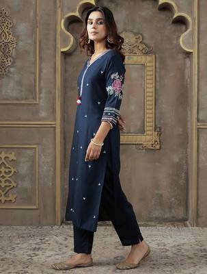 Ethnic Motifs Embroidered V-Neck Thread Work Kurta With Trousers 4
