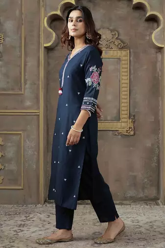 Ethnic Motifs Embroidered V-Neck Thread Work Kurta With Trousers