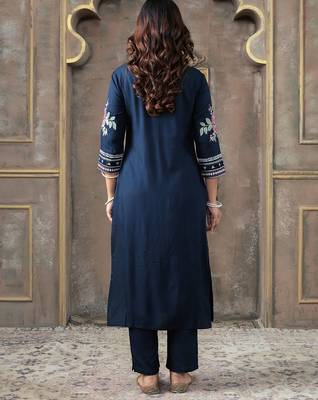 Ethnic Motifs Embroidered V-Neck Thread Work Kurta With Trousers 5