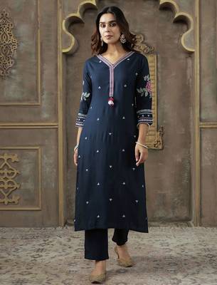 Ethnic Motifs Embroidered V-Neck Thread Work Kurta With Trousers 6