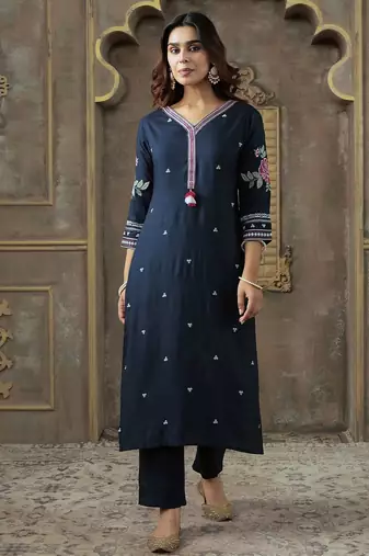 Ethnic Motifs Embroidered V-Neck Thread Work Kurta With Trousers