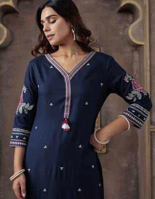Ethnic Motifs Embroidered V-Neck Thread Work Kurta With Trousers 7