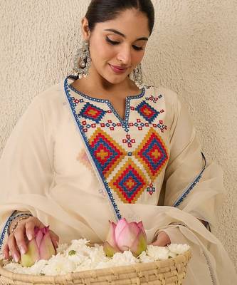 Women Ethnic Motifs Printed Kurta with Trousers & Dupatta 2