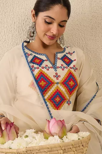 Women Ethnic Motifs Printed Kurta with Trousers & Dupatta