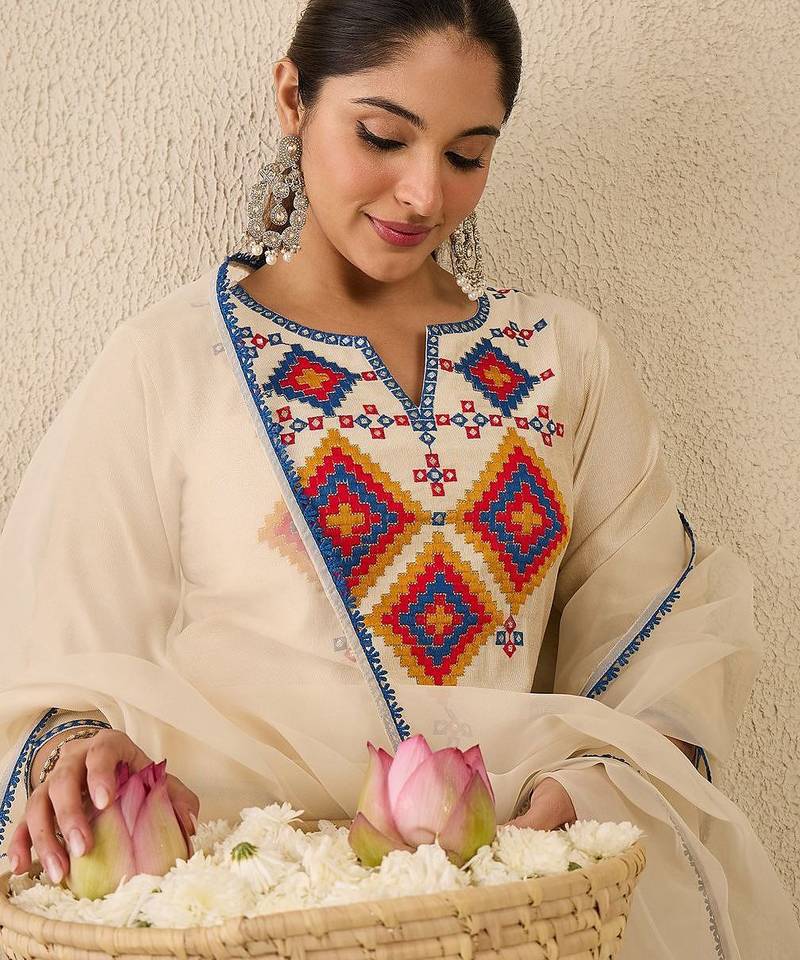 Women Ethnic Motifs Printed Kurta with Trousers & Dupatta