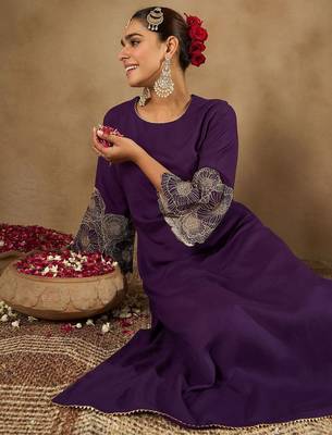 Women Floral Embroidered Regular Kurta with Trousers 1