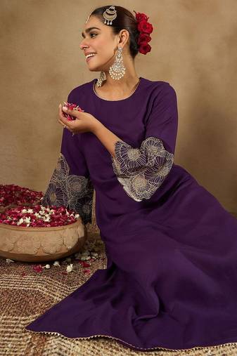 Women Floral Embroidered Regular Kurta with Trousers