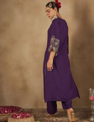 Women Floral Embroidered Regular Kurta with Trousers 6