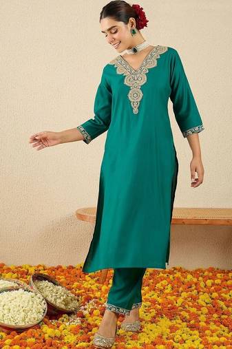 Women Ethnic Motifs Embroidered Regular Thread Work Kurta with Trousers