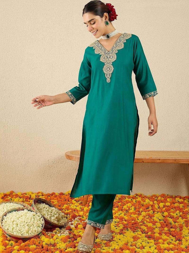 Women Ethnic Motifs Embroidered Regular Thread Work Kurta with Trousers