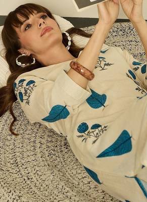Women Floral Printed Regular Thread Work Kurta with Palazzos 5