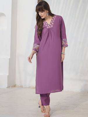Floral Embroidered Thread Work Straight Kurta With Trousers 2