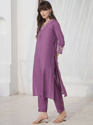 Floral Embroidered Thread Work Straight Kurta With Trousers 4