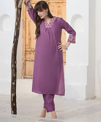 Floral Embroidered Thread Work Straight Kurta With Trousers 6