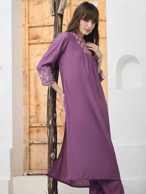 Floral Embroidered Thread Work Straight Kurta With Trousers 7