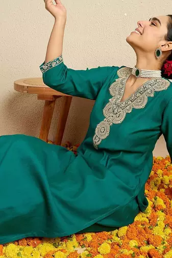 Women Ethnic Motifs Embroidered V-Neck Regular Sequinned Kurta with Trousers